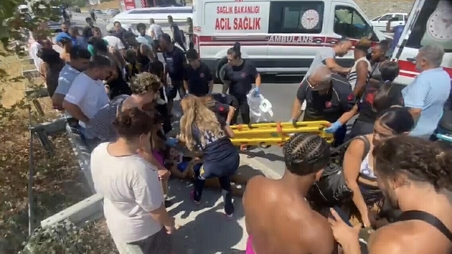 Aydın'da turistleri taşıyan midibüs devrildi: 7 yaralı