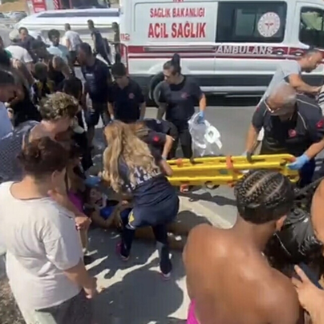 Aydın'da turistleri taşıyan midibüs devrildi: 7 yaralı