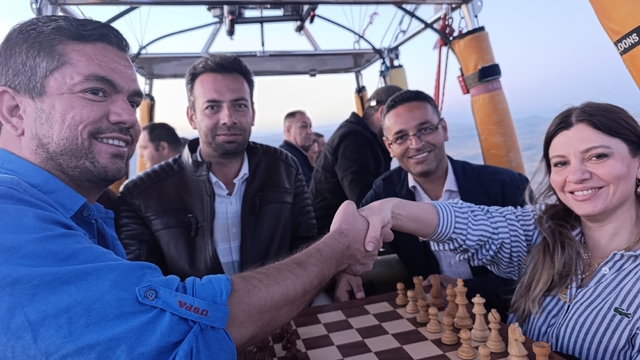 Kapadokya'da gökyüzünde satranç maçı yaptılar