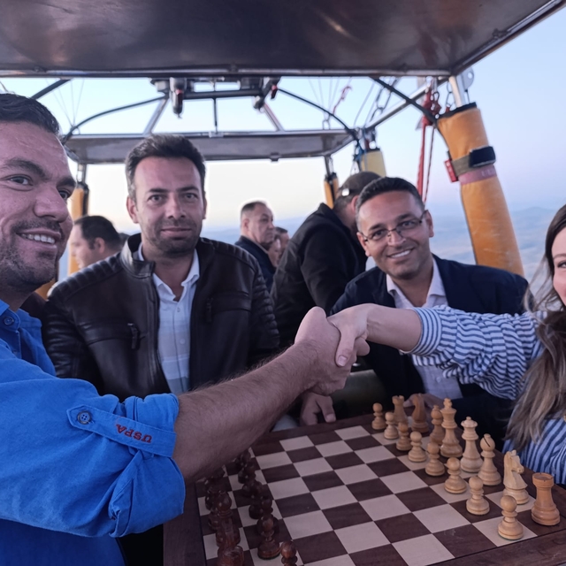 Kapadokya'da gökyüzünde satranç maçı yaptılar