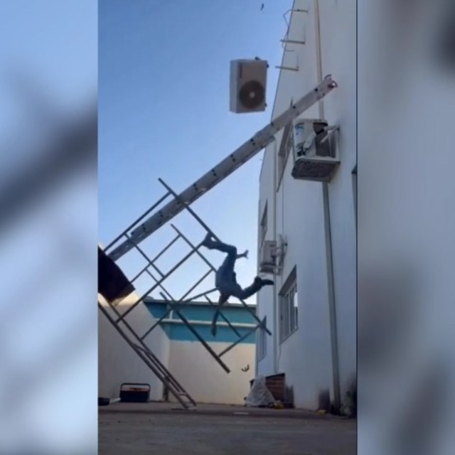 Şanlıurfa'da merdivenden düşen ustanın üzerine klima devrildi