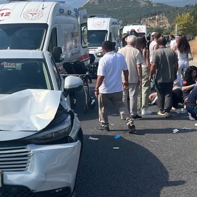 Yolun karşısına geçen aileye otomobil çarptı: 1 ölü, 3 yaralı