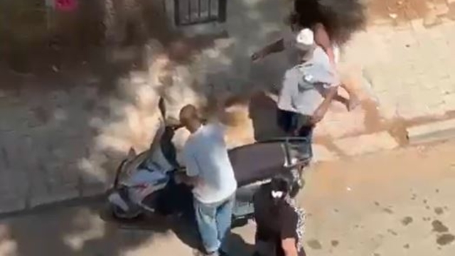 Anne, kızını sokakta bıçakla kovaladı; o anlar kamerada
