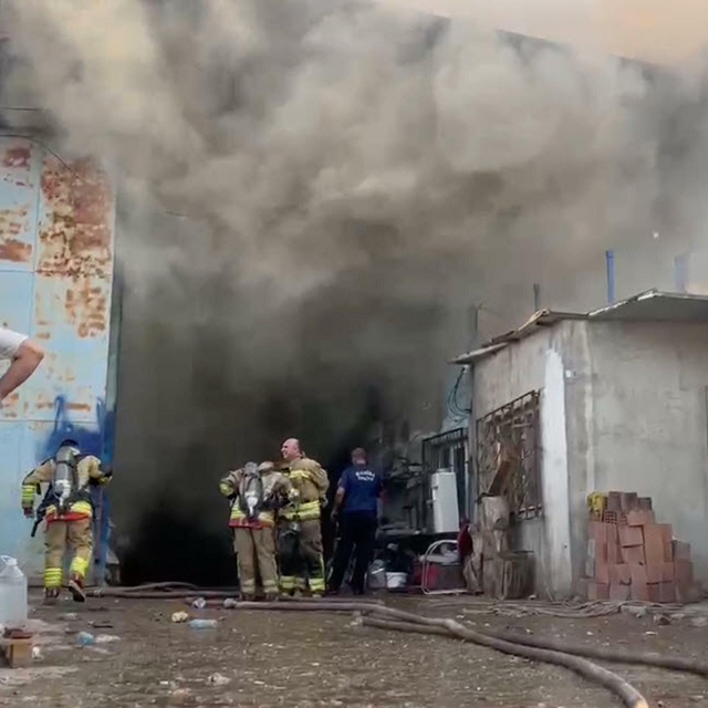 Manisa'da çıkan yangında iki iş yeri zarar gördü