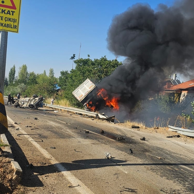 Konya'da otomobil ile çekicinin çarpıştığı kazada 3 kişi öldü