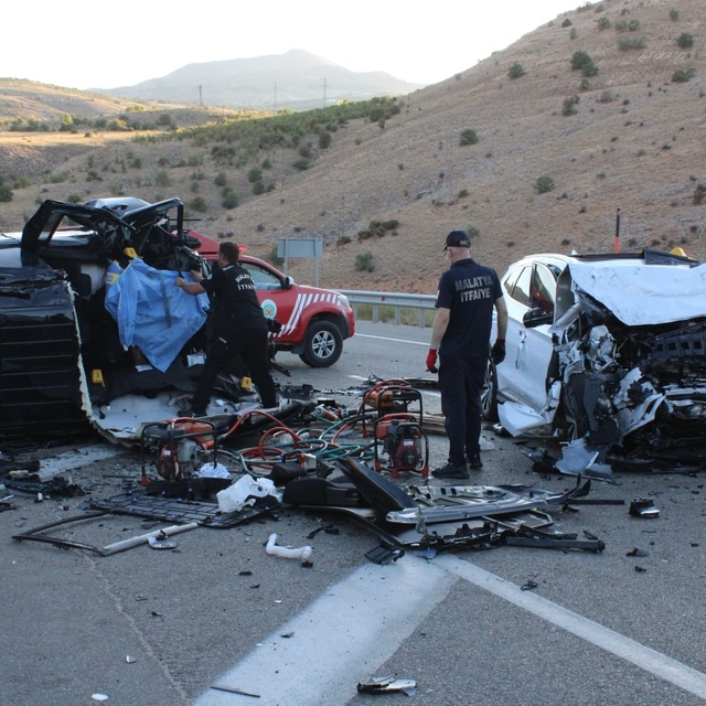 Malatya'da hafif ticari araç ile otomobil çarpıştı: 4 ölü, 2 yaralı