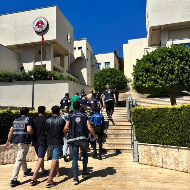 Marmaris'te göçmen kaçakçılığı operasyonunda 10 şüpheli tutuklandı