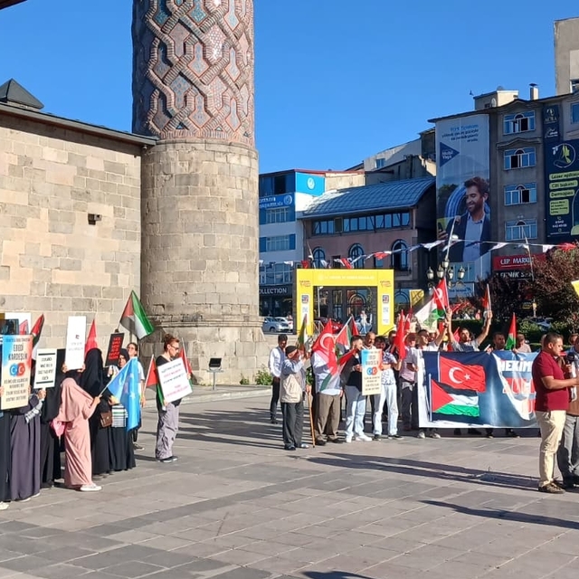 Erzurum'da sağlık çalışanları Gazze için yürüyüşlerini 93. haftada da sürdü...