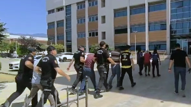 İzmir'de fuhuş operasyonunda 3 şüpheli tutuklandı