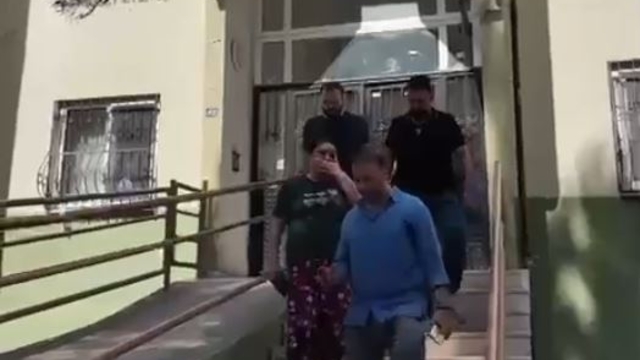 Anne, kızını sokakta bıçakla kovaladı; o anlar kamerada (2)