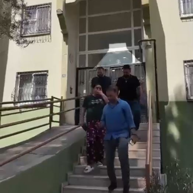 Anne, kızını sokakta bıçakla kovaladı; o anlar kamerada (2)