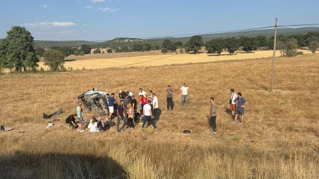 Otomobil tarlaya düştü: 1 ölü, 5 yaralı