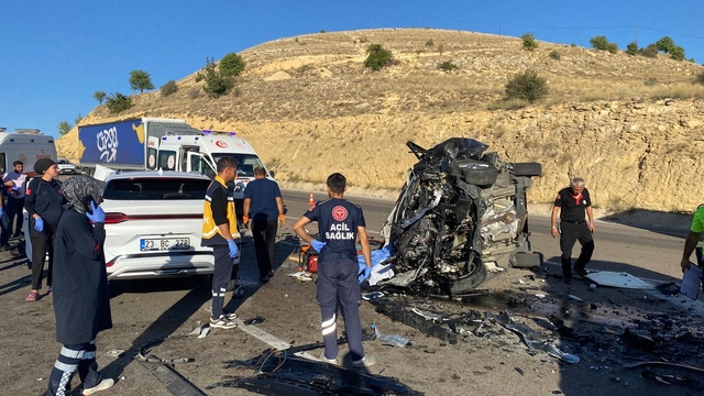 Malatya'da hafif ticari araç ile otomobil çarpıştı: 4 ölü, 2 yaralı (2)