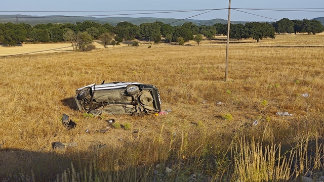Kütahya'da tarlaya devrilen otomobildeki 1 kişi öldü, 5 kişi yaralandı