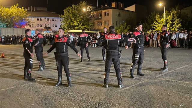 Muş'un Malazgirt ilçesinde Türk bayrağı ve meşalelerle fener alayı düzenlendi