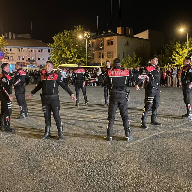 Muş'un Malazgirt ilçesinde Türk bayrağı ve meşalelerle fener alayı düzenlen...
