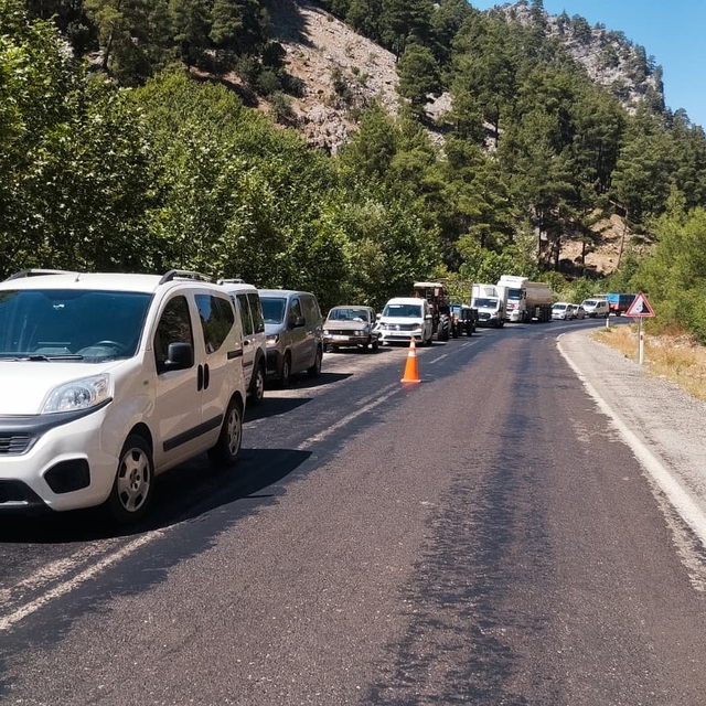 Saimbeyli-Feke kara yolunda tehlike arz eden kayalar temizleniyor