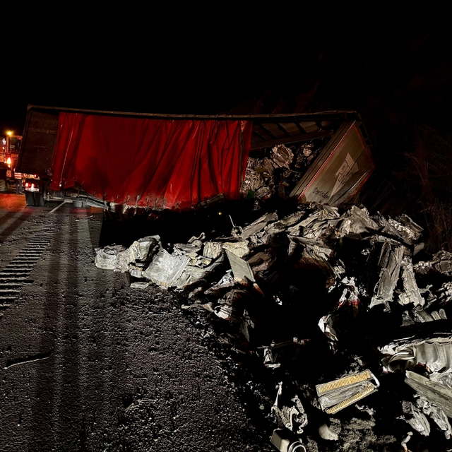 Samsun-Ankara kara yolunda şarampole devrilen tır ulaşımı aksattı