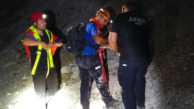 İzmir'de yürüyüş yaptıkları sırada kayalıklarda mahsur kalan 3 kişi kurtarıldı