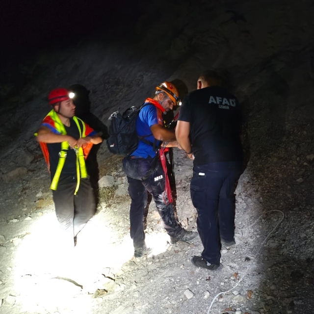 İzmir'de yürüyüş yaptıkları sırada kayalıklarda mahsur kalan 3 kişi kurtarı...