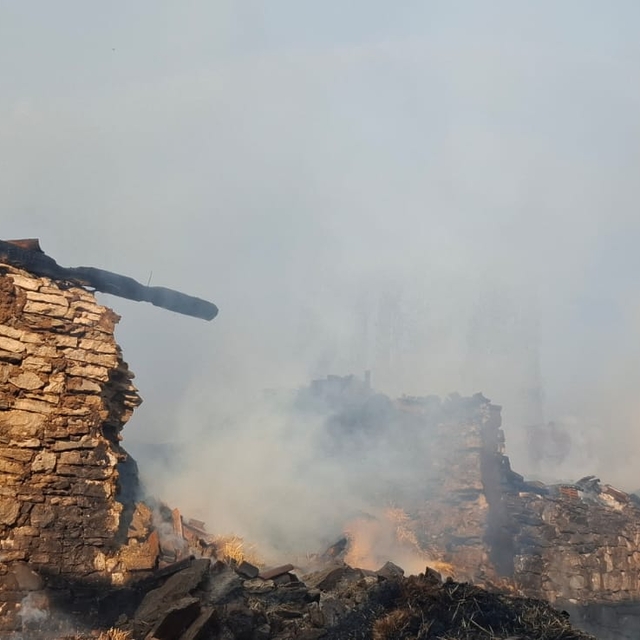 Kütahya'da ev yangınında alevler bitişikteki 4 eve daha sıçradı