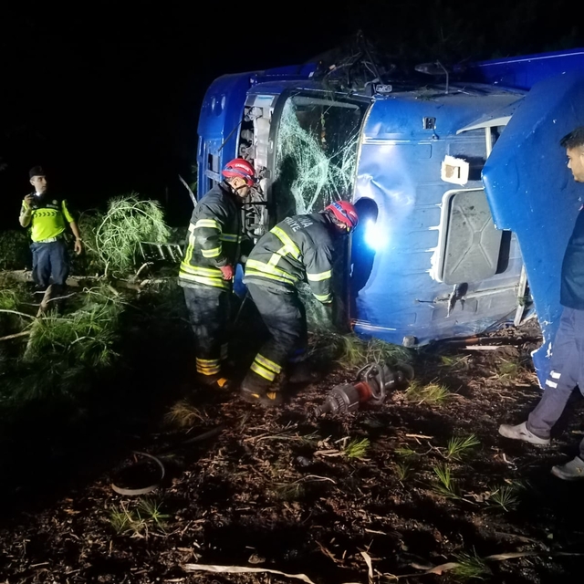Adana'da bariyere çarpan kamyonun sürücüsü hayatını kaybetti