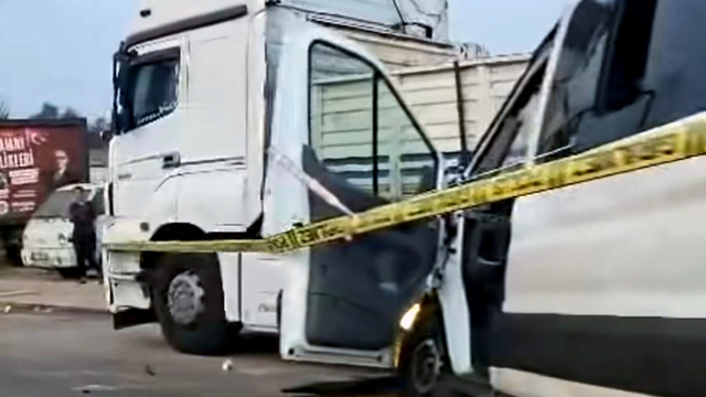 Öğrencileri taşıyan minibüs TIR'a çarptı: 2 ölü, 10 yaralı