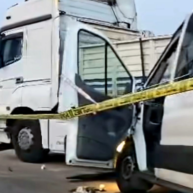Öğrencileri taşıyan minibüs TIR'a çarptı: 2 ölü, 10 yaralı