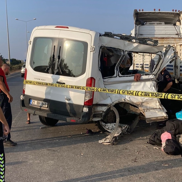 Mersin'de öğrencileri taşıyan minibüs tıra çarptı, 1'i çocuk 2 kişi öldü, 1...