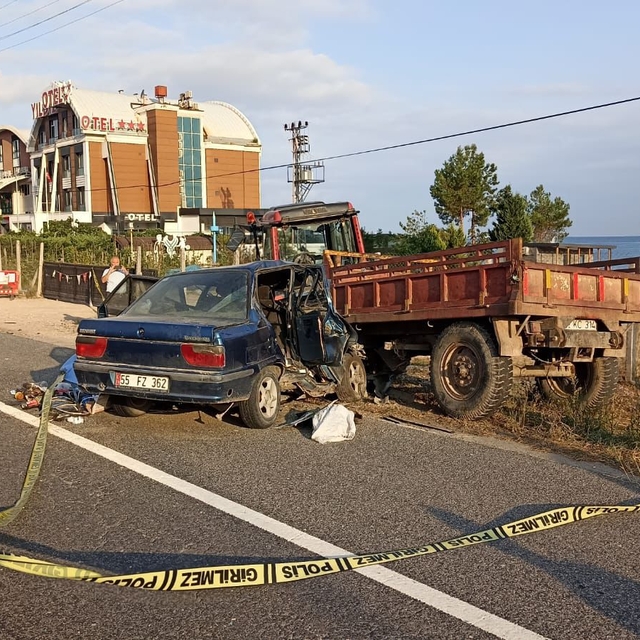 Park halindeki traktöre çarpan otomobilin sürücüsü öldü