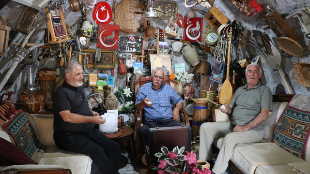 Müze gibi evinde 40 yıldır biriktirdiği antikaları sergiliyor