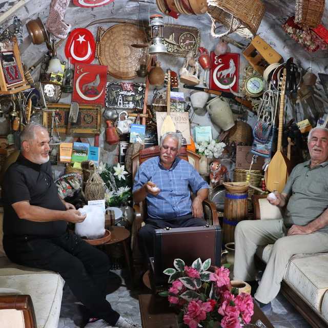 Müze gibi evinde 40 yıldır biriktirdiği antikaları sergiliyor