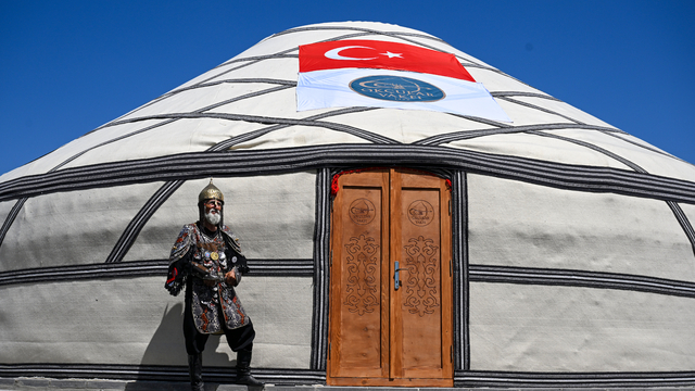 Temsili savaş kıyafetiyle şehirleri dolaşan "71'lik delikanlı", Ahlat'ta gençlerin ilgi odağı oldu