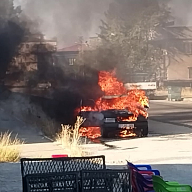 Gaziantep'te seyir halindeyken alev alan otomobil yandı