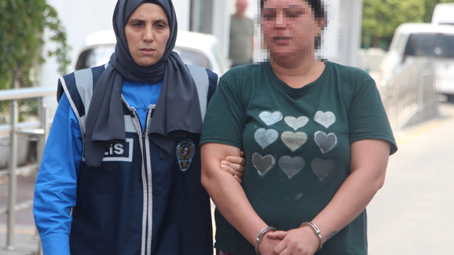 Kızına, kendilerini terk eden babasının fotoğrafını tabletin ekranına koyunca saldırmış