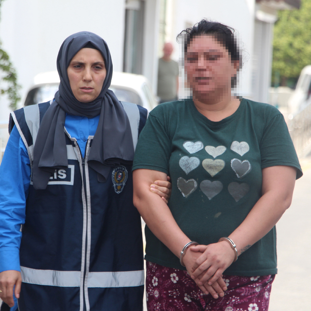 Kızına, kendilerini terk eden babasının fotoğrafını tabletin ekranına koyun...