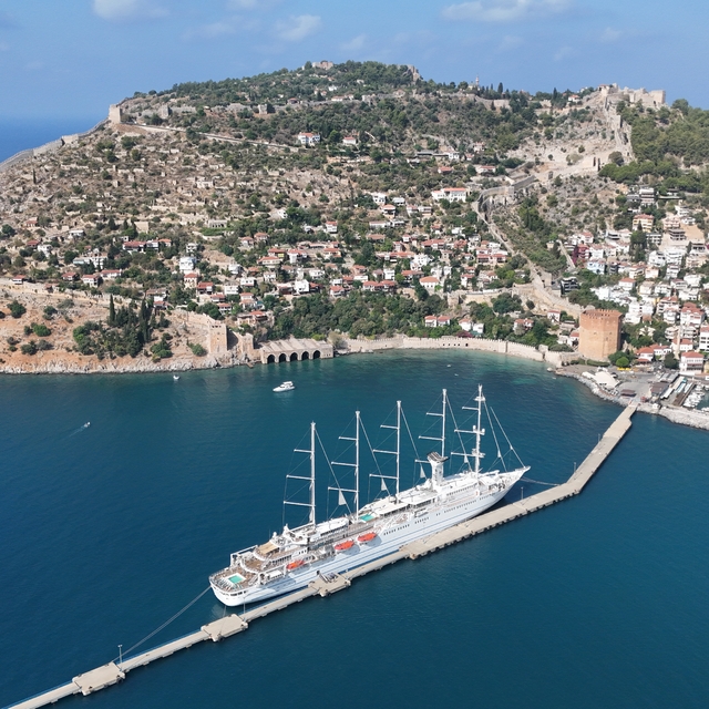 En büyük yelkenli yolcu gemilerinden "Club Med 2" Alanya Limanı'na demirled...