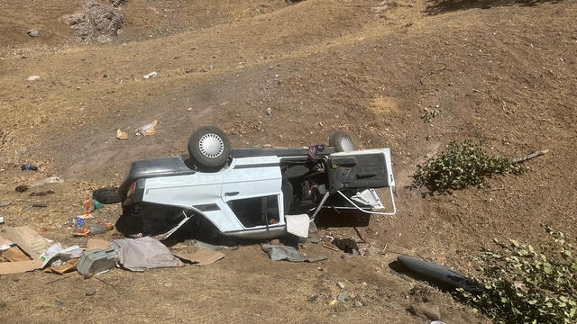 Diyarbakır'da devrilen otomobildeki 3'ü çocuk, 8 kişi yaralandı