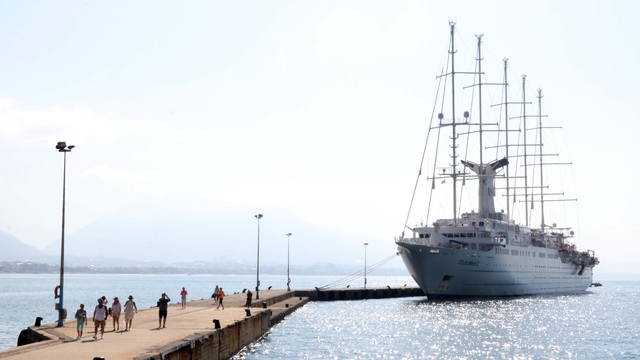 Yelkenli yolcu gemisi Club Med 2, Alanya Limanı'na demirledi