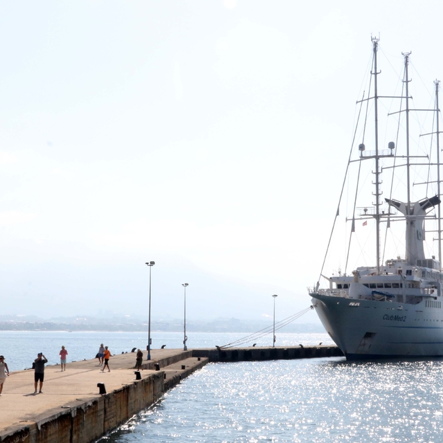 Yelkenli yolcu gemisi Club Med 2, Alanya Limanı'na demirledi