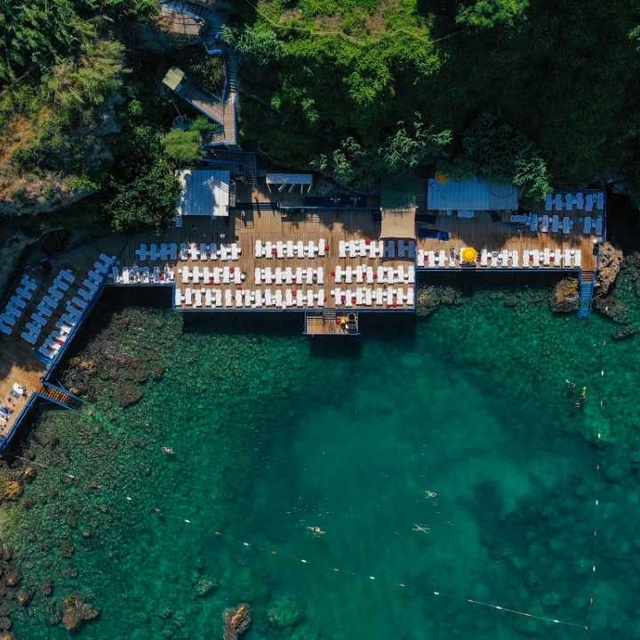 Antalya'nın mavi bayraklı falez plajları 200 bini aşkın ziyaretçiyi ağırlad...