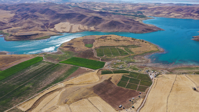 Misafirliğe geldikleri Elazığ'da 4 yılda 6 bin dönüm atıl araziyi tarıma kazandırdılar