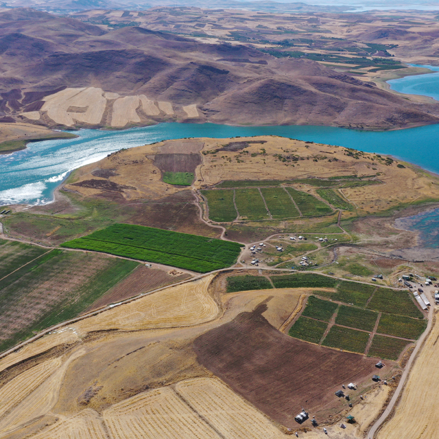 Misafirliğe geldikleri Elazığ'da 4 yılda 6 bin dönüm atıl araziyi tarıma ka...