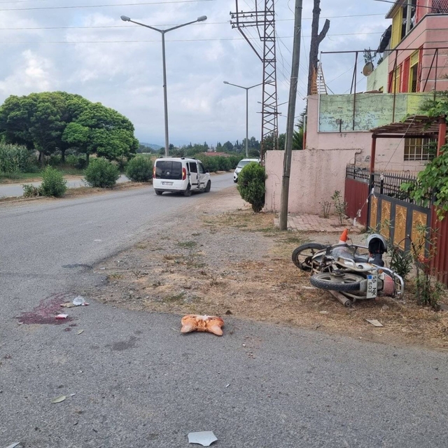 Samsun'da hafif ticari araçla çarpışan motosikletteki baba ve kızı yaraland...