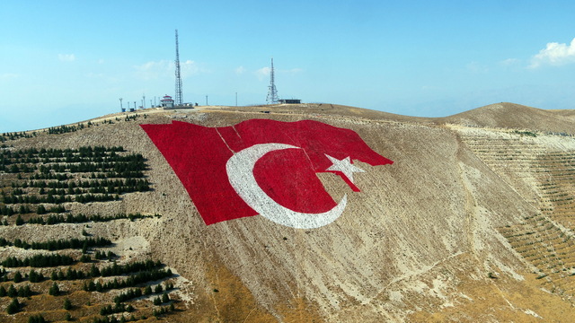 Türkiye'nin en büyük bayrağı Kahramanmaraş dağlarına işleniyor