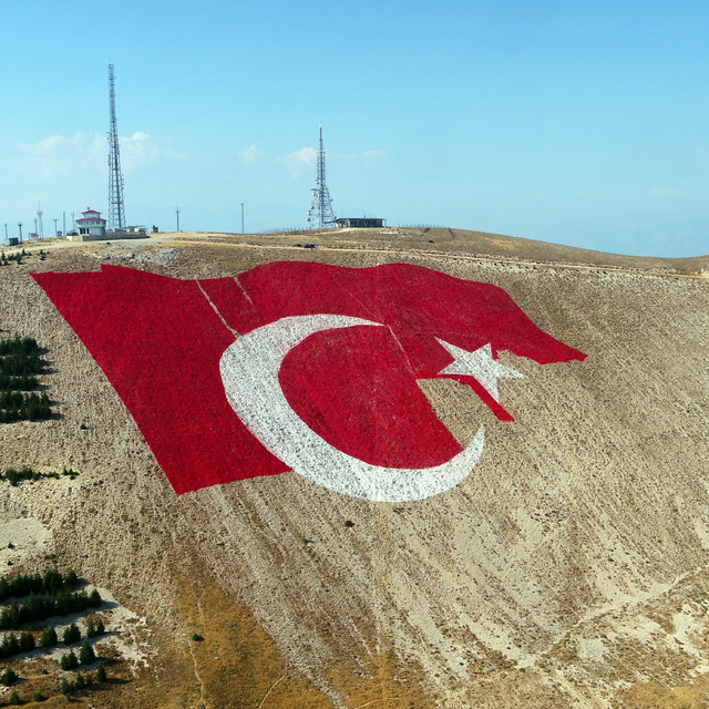 Türkiye'nin en büyük bayrağı Kahramanmaraş dağlarına işleniyor