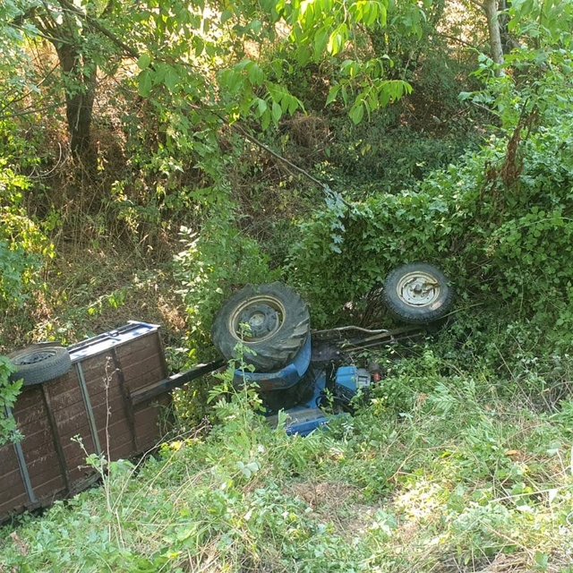 Şarampole yuvarlanan traktörün sürücüsü ağır yaralandı