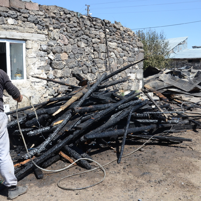 Kars'ta çıkan yangında 1 ev, 2 samanlık ve 1 ahır kullanılamaz hale geldi