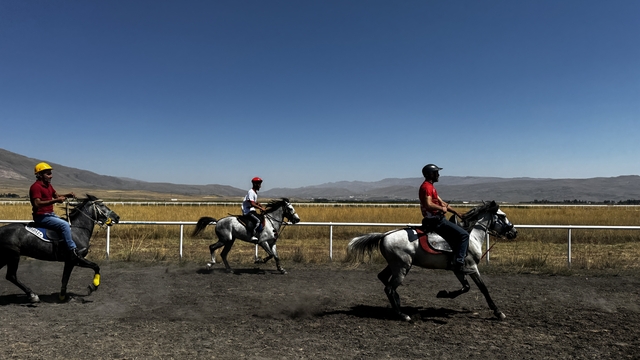 Erzurum'da "3. Geleneksel Rahvan At Yarışları" düzenlendi