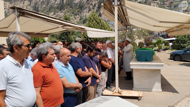 Hatay'da otomobil ile çekicinin çarpıştığı kazada ölen 3 kişinin cenazeleri defnedildi